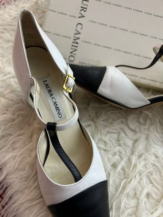 Zapatos de tacón blancos y negros