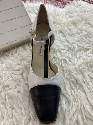 Zapatos de tacón blancos y negros