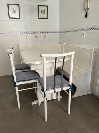 Banco de esquina blanco, mesa y sillas para cocina