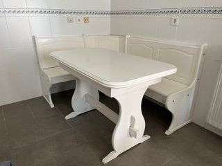 Banco de esquina blanco, mesa y sillas para cocina