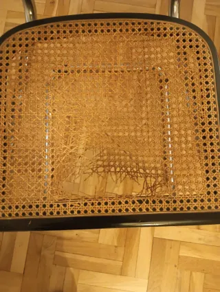 Silla de ratán y metal negra