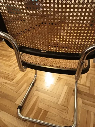 Silla de ratán y metal negra