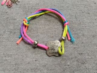 Pulsera Cordón Multicolor con Placa Lo Mejor