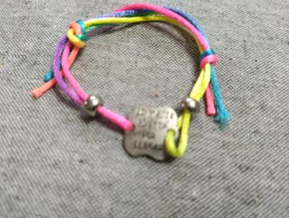 Pulsera Cordón Multicolor con Placa Lo Mejor