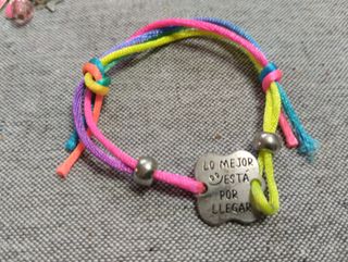 Pulsera Cordón Multicolor con Placa Lo Mejor
