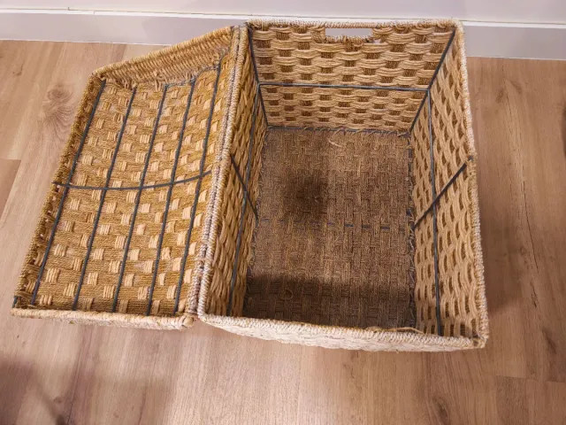 Baúl de mimbre tintado de blanco