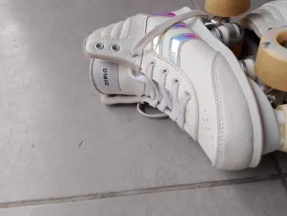 Patines blancos con detalles iridiscentes