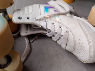 Patines blancos con detalles iridiscentes