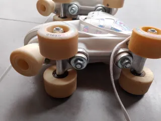 Patines blancos con detalles iridiscentes