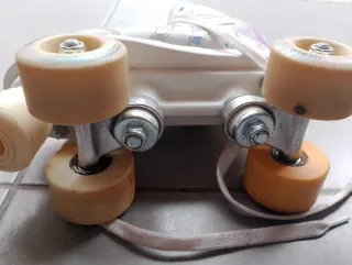 Patines blancos con detalles iridiscentes