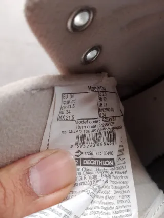 Patines blancos con detalles iridiscentes