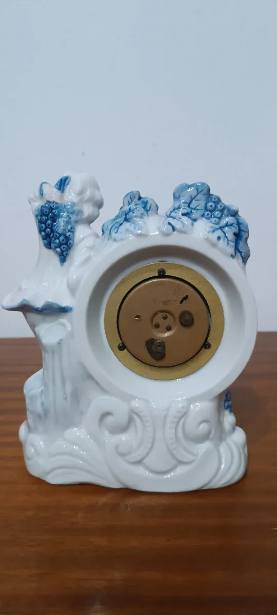 Figura porcelana antigua con reloj