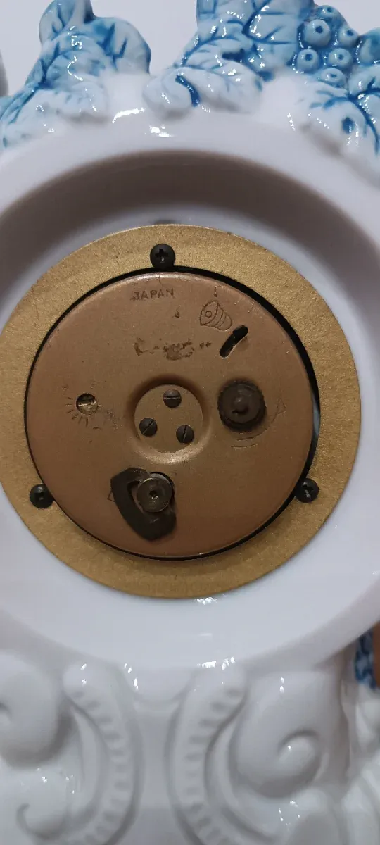 Figura porcelana antigua con reloj