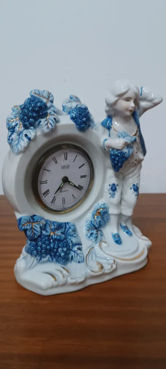 Figura porcelana antigua con reloj