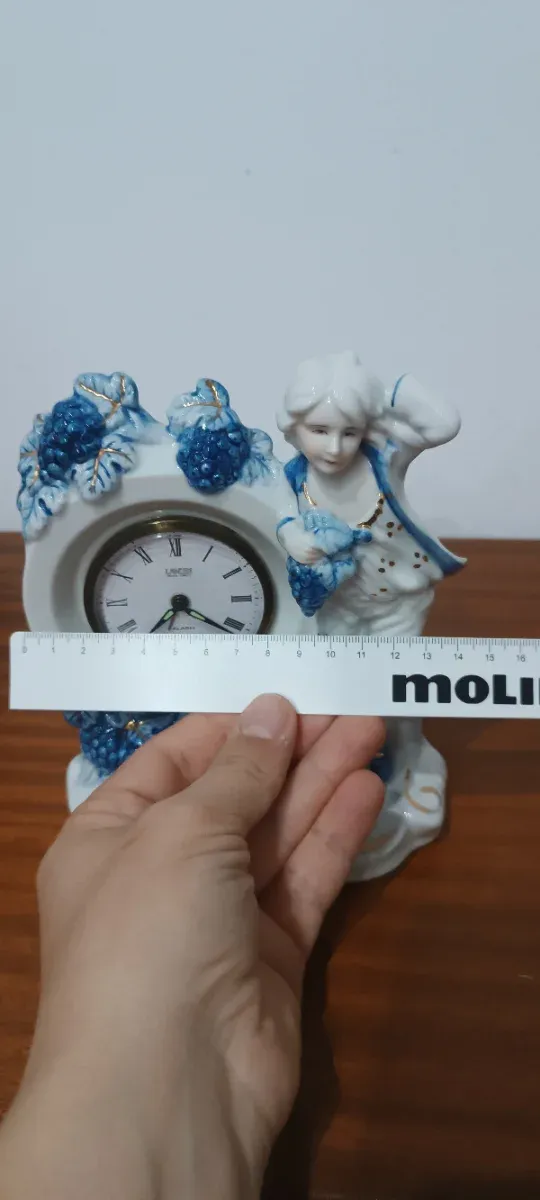 Figura porcelana antigua con reloj