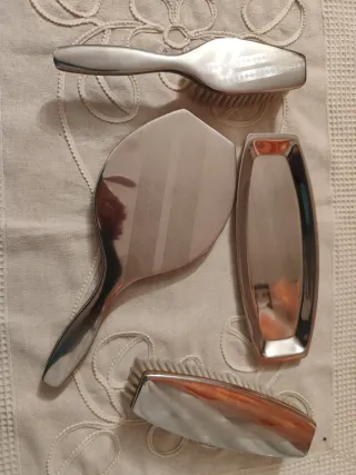 Juego tocador antiguo ,de metal plateado