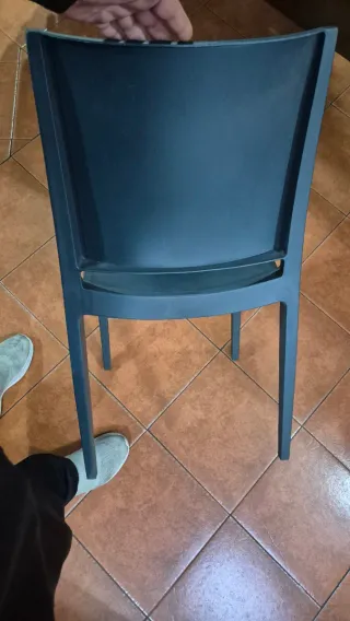 Sillas de pvc  grises.