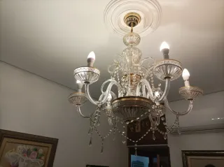 Lámpara de cristal de roca dorada