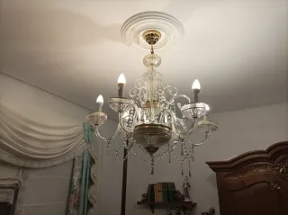 Lámpara de cristal de roca dorada