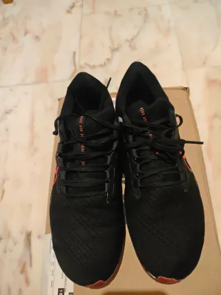 Nike Pegasus 38 Negro/Rojo Talla 45.5