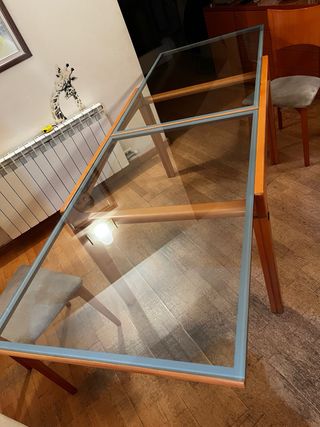Mesa de comedor de cristal y madera