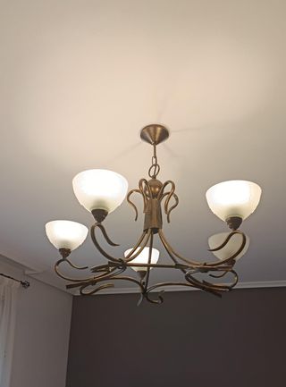 Lámpara de salón dorada y forja