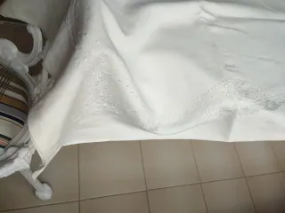 Sábana de hilo bordada detalles filtire.