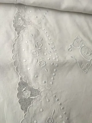 Sábana de hilo bordada detalles filtire.