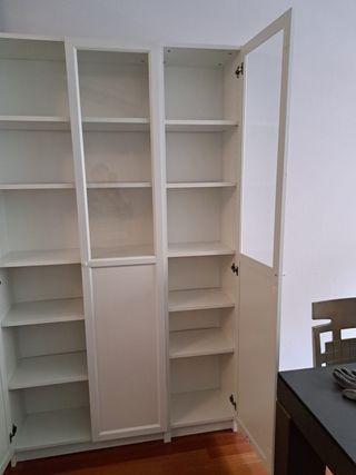 Armario de salón blanco con puertas de cristal