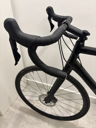 Bici carretera Cannondale negra