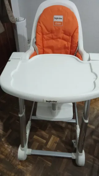 Silla de comedor Inglesina naranja y blanca