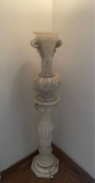 Jarrón y columna de alabastro con luz