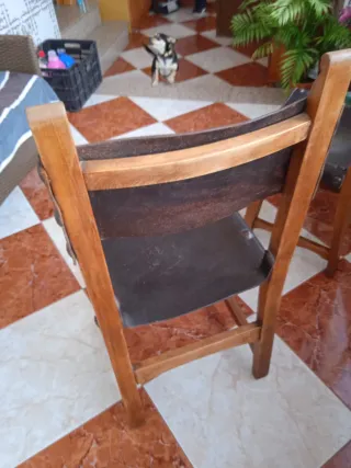 Sillas de cuero y madera