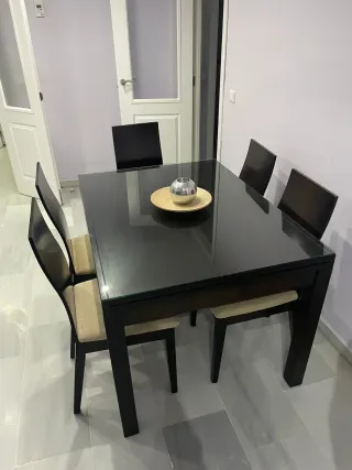 Mesa de comedor y 5 sillas