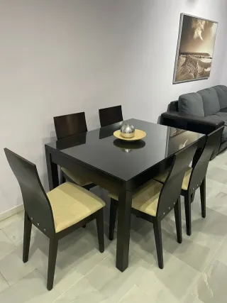Mesa de comedor y 5 sillas