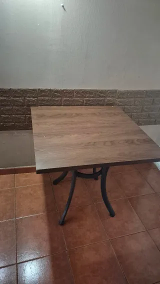 Mesa de madera con patas metálicas