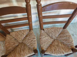 Sillas bajas antiguas de madera y ratán