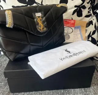 Bolso negro con detalles dorados