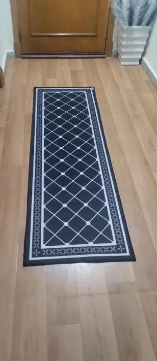 Alfombra de tela negra y blanca