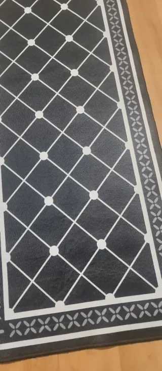 Alfombra de tela negra y blanca