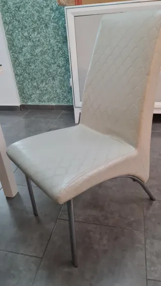 Mesa comedor extensiblecon cristal y 4 sillas