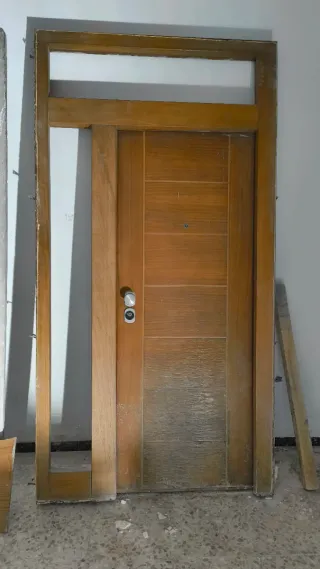 Puerta seguridad exterior madera con marco