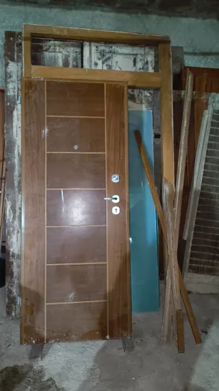 Puerta seguridad exterior madera con marco