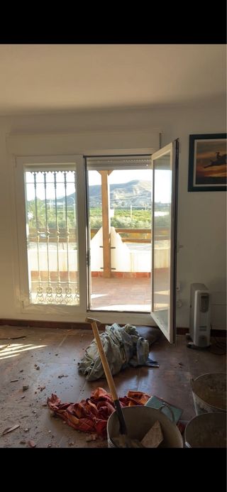 Ventanal de aluminio con persiana