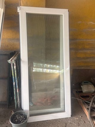 Ventanal de aluminio con persiana