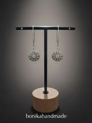 Pendientes dorado con diseño floral