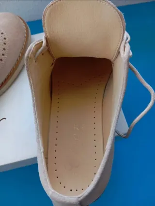 Zapatos niño afelpados beige troquelados T33