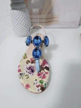 Sandalias de piel con pedrería azul
