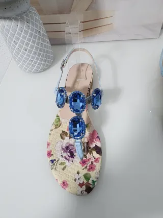 Sandalias de piel con pedrería azul