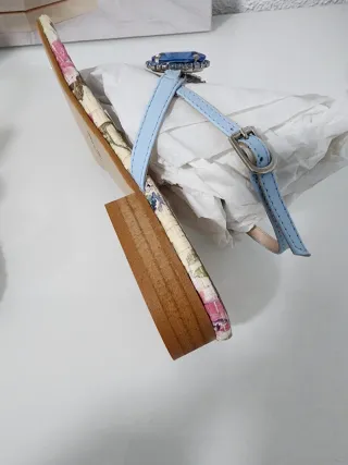 Sandalias de piel con pedrería azul